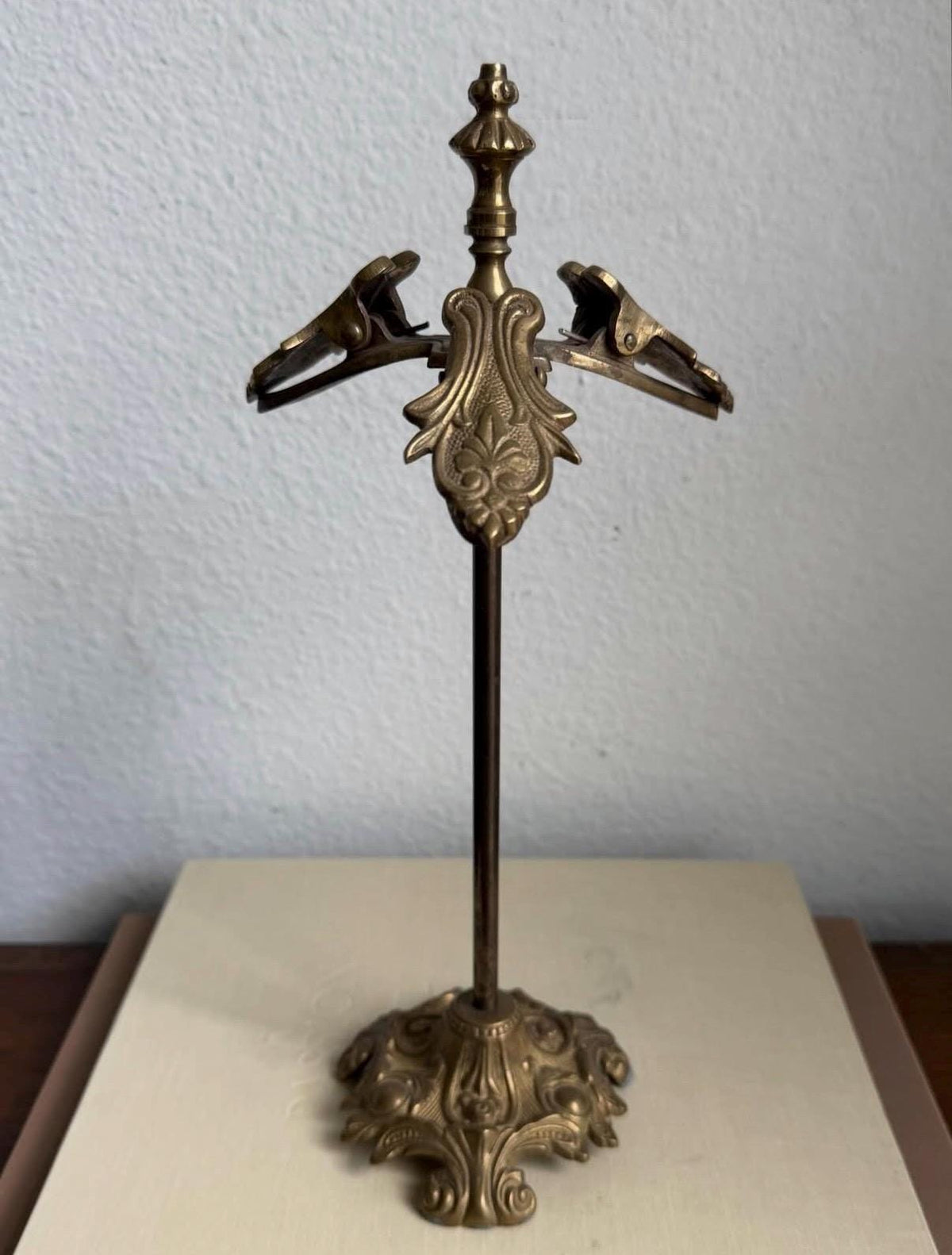 Vintage ornate brass clip stand // brass clip stand